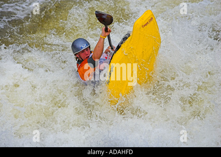 Concurrent au kayak freestyle Eurocup Nottingham Concours Juillet 2005 Banque D'Images