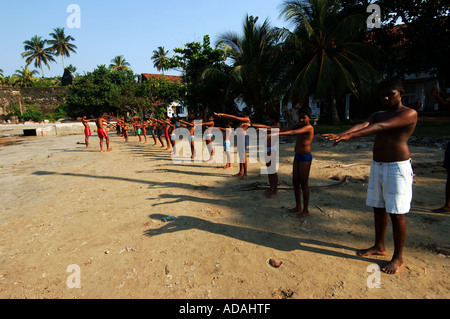 Galle Fort exercices tôt le matin sur la plage Banque D'Images