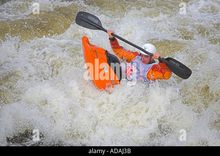 Concurrent au kayak freestyle Eurocup Nottingham Concours Juillet 2005 Banque D'Images