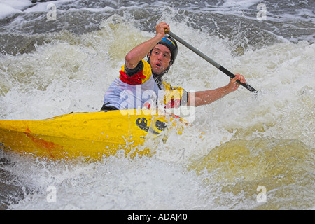 Concurrent au kayak freestyle Eurocup Nottingham Concours Juillet 2005 Banque D'Images