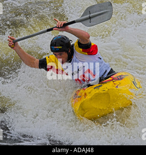 Concurrent au kayak freestyle Eurocup Nottingham Concours Juillet 2005 Banque D'Images