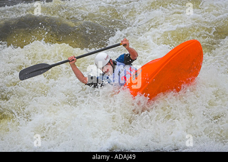 Concurrent au kayak freestyle Eurocup Nottingham Concours Juillet 2005 Banque D'Images