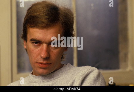 Martin Amiss portrait de l'auteur dans son bureau de Notting Hill West London Flat 54A Leamington Road Villas, Londres W11. Vers 1986 Royaume-Uni. HOMER SYKES Banque D'Images