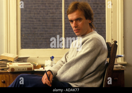 Martin amis portrait de l'auteur dans son bureau Notting Hill West London appartement 54a Leamington Road Villas, Londres W11. 1986 1980s Royaume-Uni. HOMER SYKES Banque D'Images