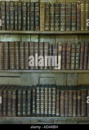 Historique très ancienne bibliothèque traditionnelle couverte de vieux gros livres placés dans une grande bibliothèque propriétés Norfolk Banque D'Images