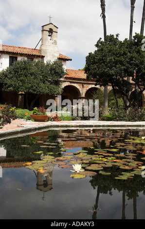 Bell Tower reflète dans la fontaine de la cour centrale, Mission Basilica San Juan Capistrano, California, USA Banque D'Images