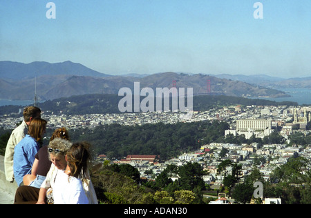 Les touristes en haut de Twin Peaks San Francisco CA USA Banque D'Images