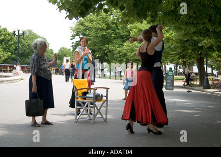 Vieille Femme grecque accueille les danseurs, la Spianada, Kerkyra, Corfou, Grèce, Europe, Banque D'Images