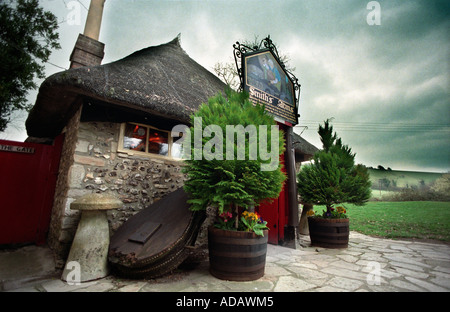 Le plus petit Englands Inn Smiths Arms dans Dorset Godmanstone English country pub Banque D'Images