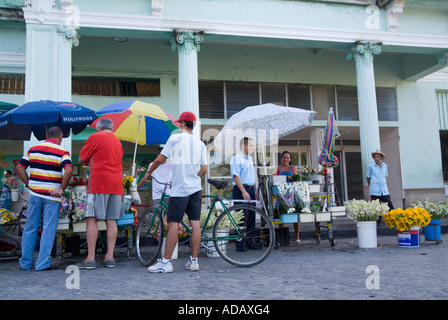 Les gens d'acheter des fleurs d'éditeurs, sur un marché de rue, Parque Vidal, Santa Clara, Cuba. Banque D'Images