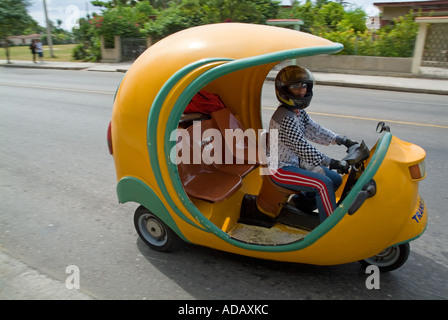 Un excès de Coco taxi moto dans les rues de Varadero, Matanzas, Cuba. Banque D'Images