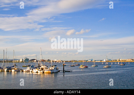 Bateaux sur la baie de Cardiff de Penarth Marina Cardiff Wales UK Banque D'Images