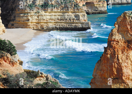Vue du haut de plage de Praia da Marinha, Benagil, Carvoeiro, Algarve, Portugal Banque D'Images