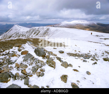 Les randonneurs vue depuis le sommet du cairn ou Blencathra Saddleback, Cumbria, Lake District National Park, Royaume-Uni. Banque D'Images