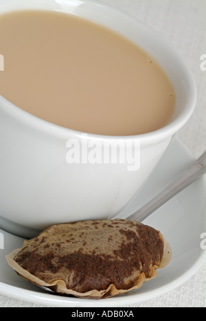 Tasse de thé avec un sachet de thé dans la soucoupe Banque D'Images