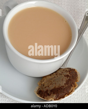 Tasse de thé avec un sachet de thé dans la soucoupe Banque D'Images