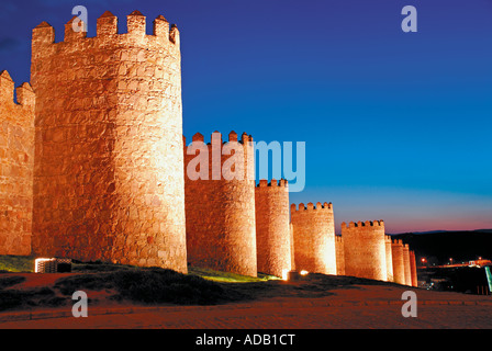 La ville médiévale de ville Worldheritage Avila par nuit, Castille-León, Espagne Banque D'Images
