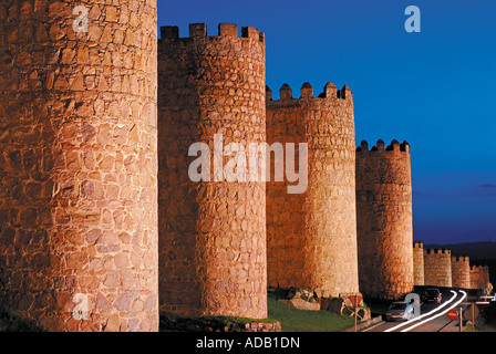 La ville médiévale de la ville du patrimoine mondial de l'Avila par nuit, Castille-León, Espagne Banque D'Images
