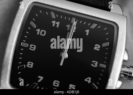 Close Up d'une montre-bracelet avec les mains à 12 heures Banque D'Images