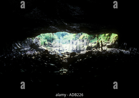 Deux spéléos dans l'entrée principale an Porth Ogof Wales Banque D'Images