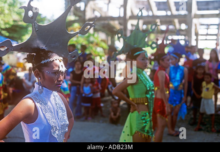 Danseurs attendent pour commencer la parade à Malitbog, Southern Leyte Banque D'Images