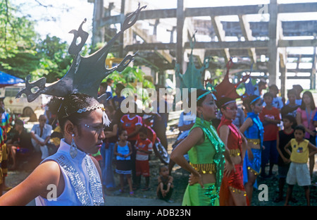 Danseurs attendent pour commencer la parade à Malitbog, Southern Leyte Banque D'Images