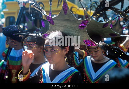 Danseurs attendent pour commencer la parade à Malitbog, Southern Leyte Banque D'Images