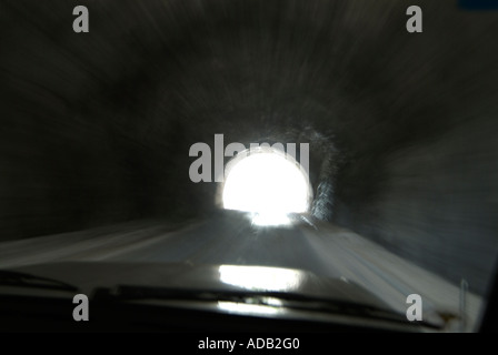 La lumière au bout du tunnel, Blurred Motion d'un véhicule roulant sur un long tunnel par une montagne Banque D'Images