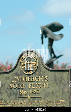 Statue où Charles A Lindbergh a fait son premier vol solo Banque D'Images