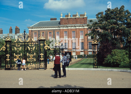 Entrée du palais de Kensington par Hyde Park London England uk attraction go Banque D'Images