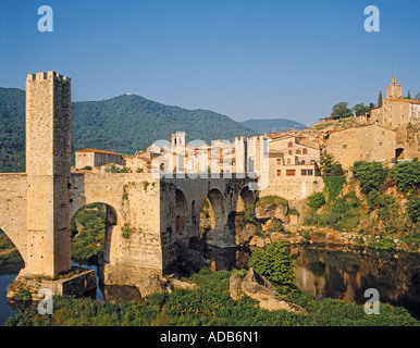 Besalu, province de Gérone, Catalogne, Espagne. 12e siècle pont roman sur la rivière Fluvia Banque D'Images