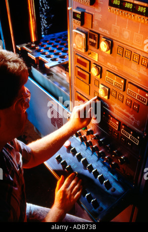 Technicien industriel au panneau de commande électronique Banque D'Images