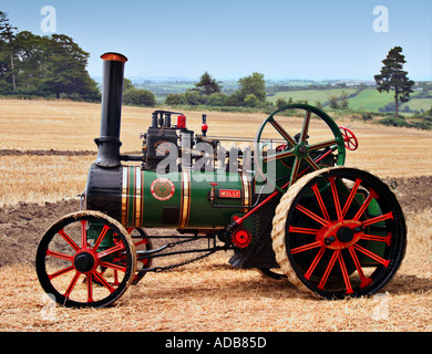 Moteur de traction à vapeur vers 1900 dans un champ de chaume. Banque D'Images