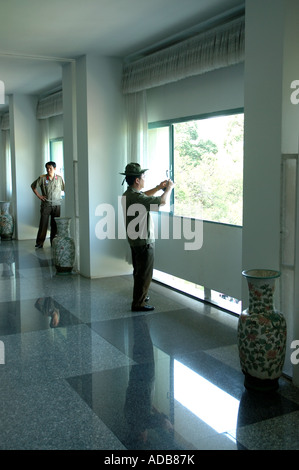 Intérieur du palais présidentiel à Ho Chi Minh City, Vietnam, avec les vieux soldats prendre des photos Banque D'Images