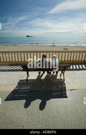 Couple de retraités assis sur le banc en bord de mer Banque D'Images