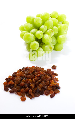 Grappe de raisins sultanines et sur fond blanc Banque D'Images