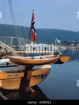 Stern d'un vieux bateau à voile en bois et le port scène avec road bridge et au-delà Ishavskatedralen, Tromsø Troms, Norvège arctique, Banque D'Images