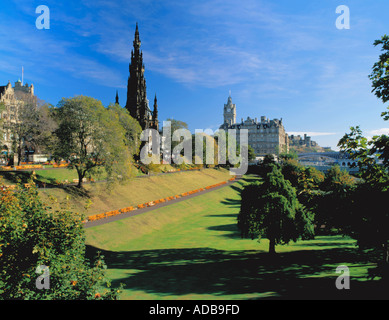 Le clocher gothique du Scott Monument vu sur les jardins de Princes Street, Edinburgh, Lothian, Scotland, UK. Banque D'Images