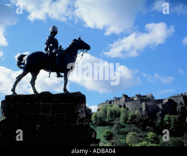 Royal Scots Greys Memorial, avec le Château d'Édimbourg au-delà, Princes Street, Edinburgh, Lothian, Scotland, UK. Banque D'Images