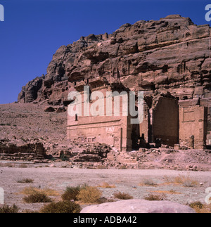 Ruines de Qasr al-Bint temple, mur est, la plus proche est visible au sein de la chambre, falaise de grès derrière, gravats et la route en premier plan, Petra, Jordanie Banque D'Images