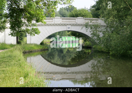 Le Grove Bridge No 164 sur le Grand Union Canal Watford Herts Banque D'Images