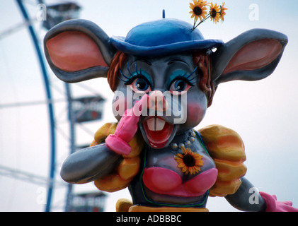 Souris Fun invitant pour un tour sur les montagnes russes à l'Oktoberfest à Munich en Bavière en Allemagne Banque D'Images