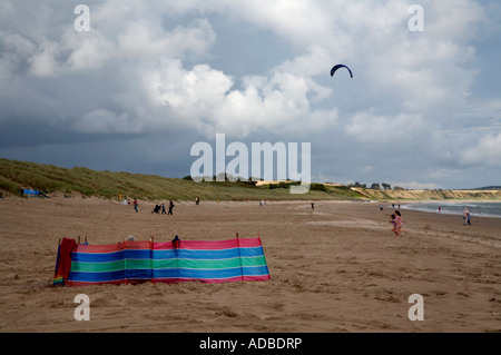 Les vacanciers sur Curracloe beach dans le comté de Wexford comme les nuages de tempête de scène approche des débarquements en Normandie, il faut sauver le soldat Ryan Banque D'Images