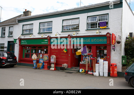 Magasins généraux irlandais traditionnel vendant tout le village a besoin d'un bureau de poste y compris courtown Banque D'Images