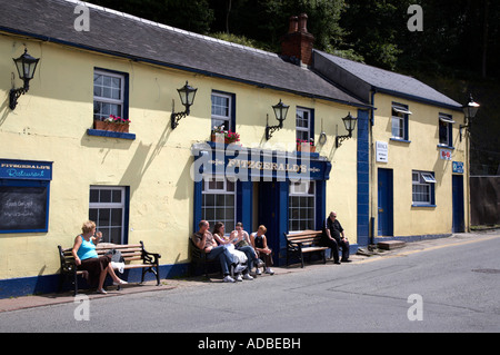 Les touristes en dehors de fitzgeralds pub dans le village d'Avoca à partir de la série télévisée ballykissangel Banque D'Images