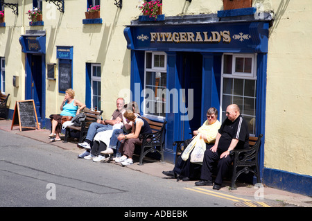 Les touristes en dehors de fitzgeralds pub dans le village d'Avoca à partir de la série télévisée ballykissangel Banque D'Images