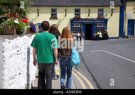 Les touristes à pied vers fitzgeralds pub dans le village d'Avoca à partir de la série télévisée ballykissangel Banque D'Images