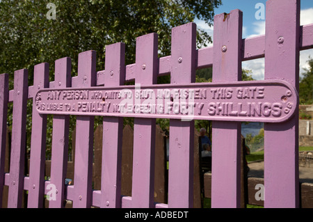 Vieille toute personne qui omet d'arrêter et de fixer cette porte est passible d'une peine maximale de shillings forthy LNER railway signent Banque D'Images