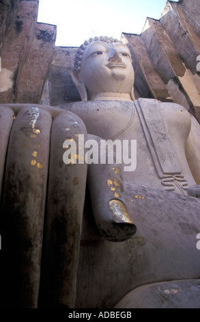Statue du Bouddha Phra Achana géant à Wat Si Chum Sukhothai en Thaïlande Banque D'Images