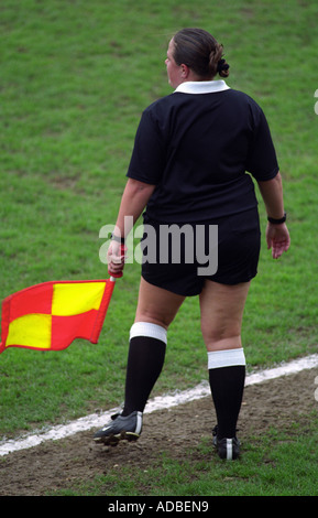 Assistant de l'arbitre féminine exécutant la ligne lors d'un match de football dans la région de Harwich, Essex, Royaume-Uni. Banque D'Images